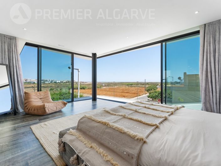 Image No.1-4 Bed House for sale