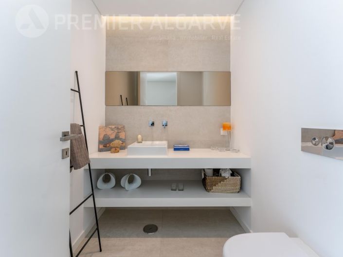 Image No.10-4 Bed House for sale