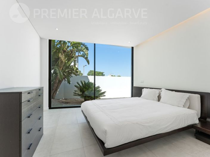 Image No.20-4 Bed House for sale