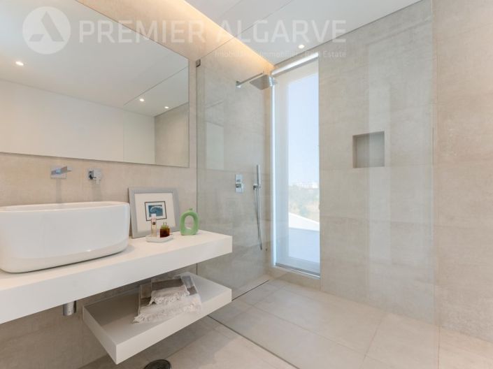 Image No.22-4 Bed House for sale