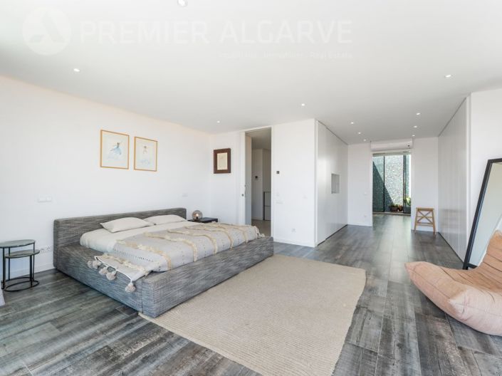 Image No.24-4 Bed House for sale