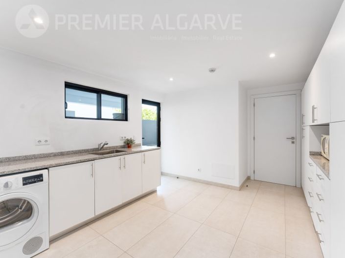 Image No.30-4 Bed House for sale