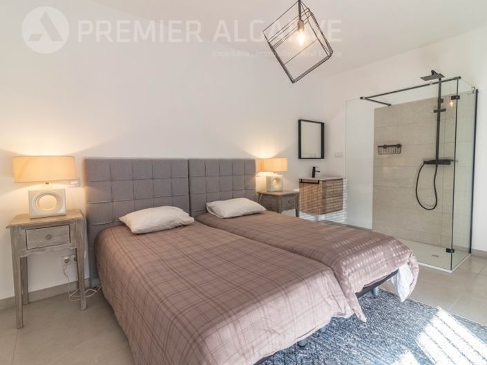 Image No.31-5 Bed House for sale