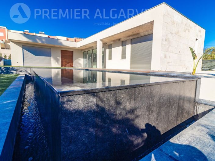 Image No.2-4 Bed House for sale