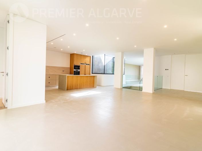 Image No.10-4 Bed House for sale