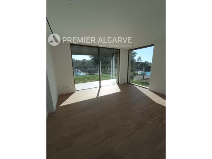 Image No.12-4 Bed House for sale