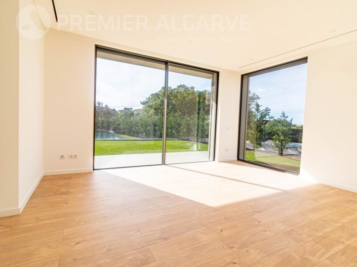 Image No.14-4 Bed House for sale