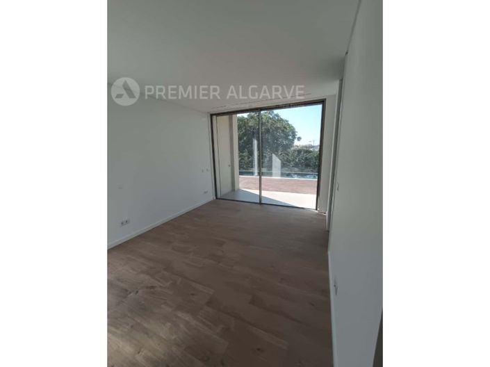 Image No.15-4 Bed House for sale