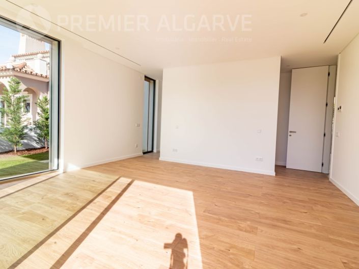 Image No.15-4 Bed House for sale