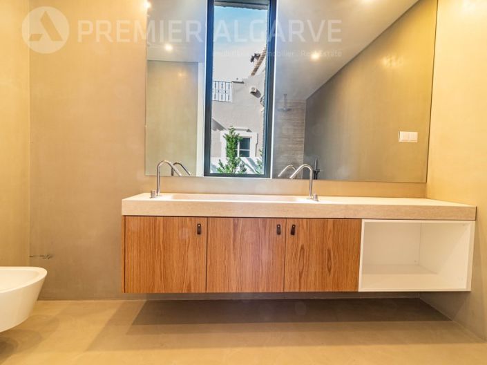 Image No.16-4 Bed House for sale