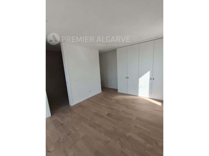 Image No.18-4 Bed House for sale