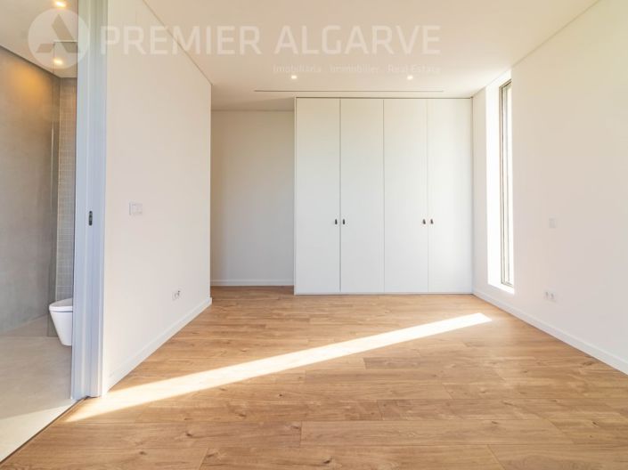 Image No.18-4 Bed House for sale