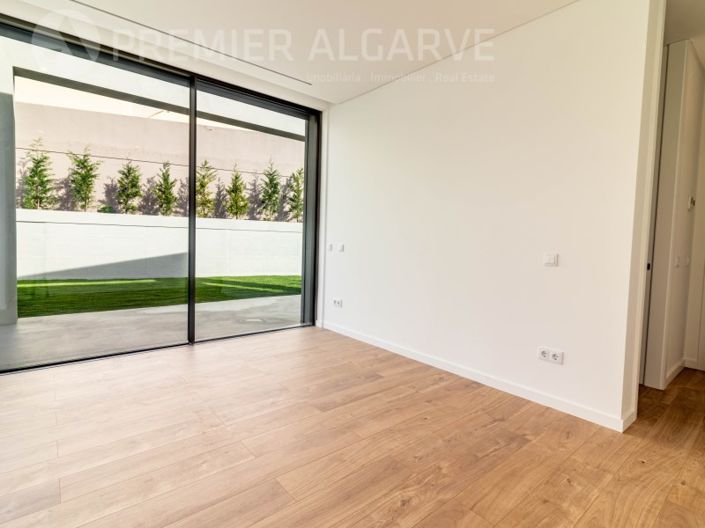 Image No.20-4 Bed House for sale