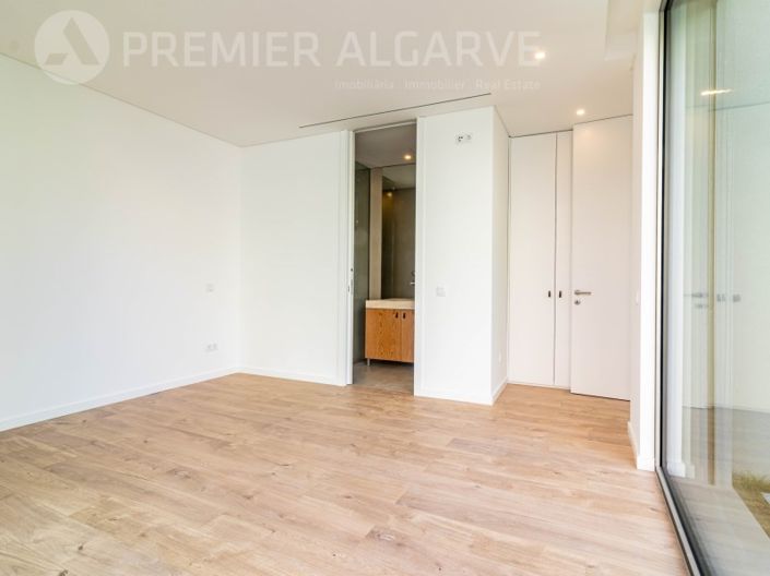 Image No.22-4 Bed House for sale