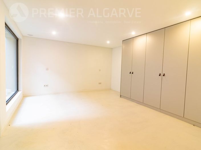 Image No.24-4 Bed House for sale