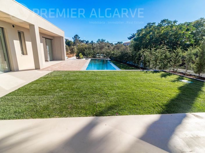 Image No.8-4 Bed House for sale