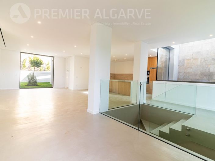 Image No.9-4 Bed House for sale