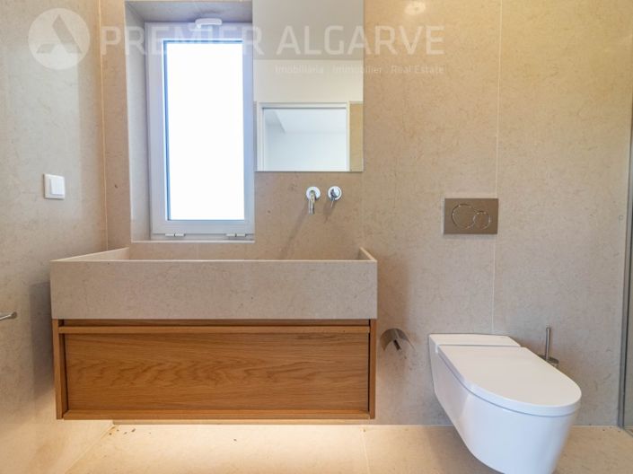 Image No.21-4 Bed House for sale