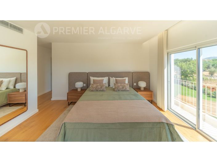 Image No.25-4 Bed House for sale