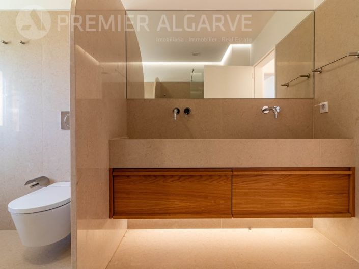 Image No.30-4 Bed House for sale