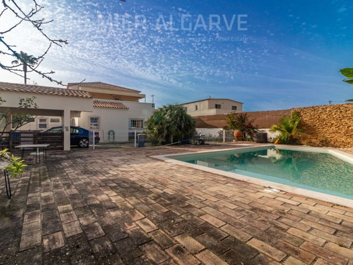 Image No.1-4 Bed House for sale