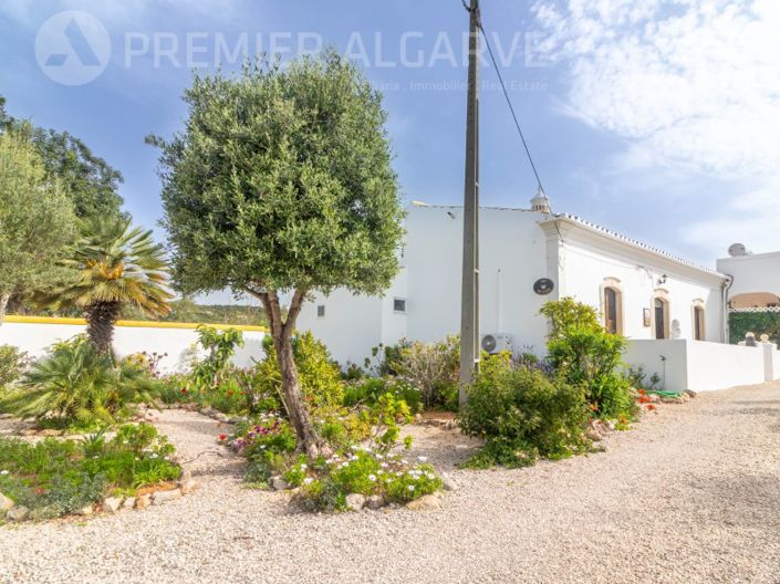 Image No.1-6 Bed House for sale