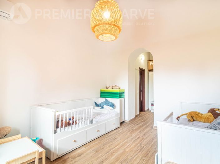 Image No.16-6 Bed House for sale