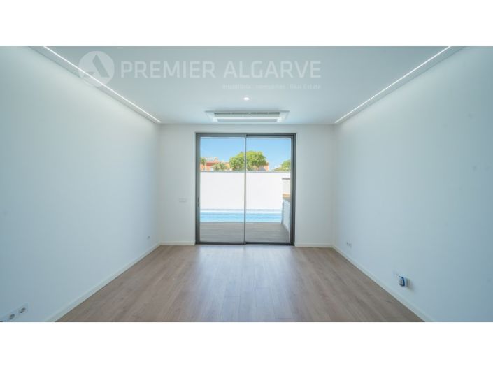 Image No.14-3 Bed House for sale