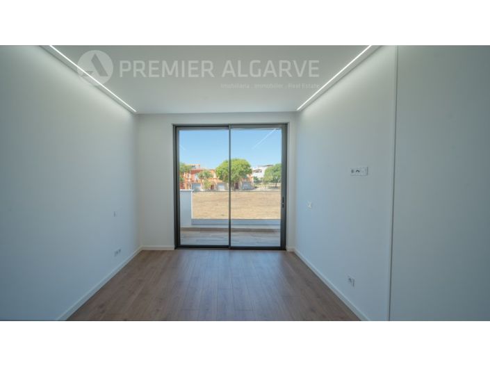 Image No.17-3 Bed House for sale