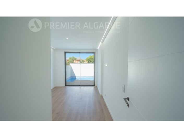 Image No.32-3 Bed House for sale