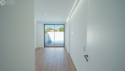 5149-796376-f6f6199dbe89f3428624eb15915102135