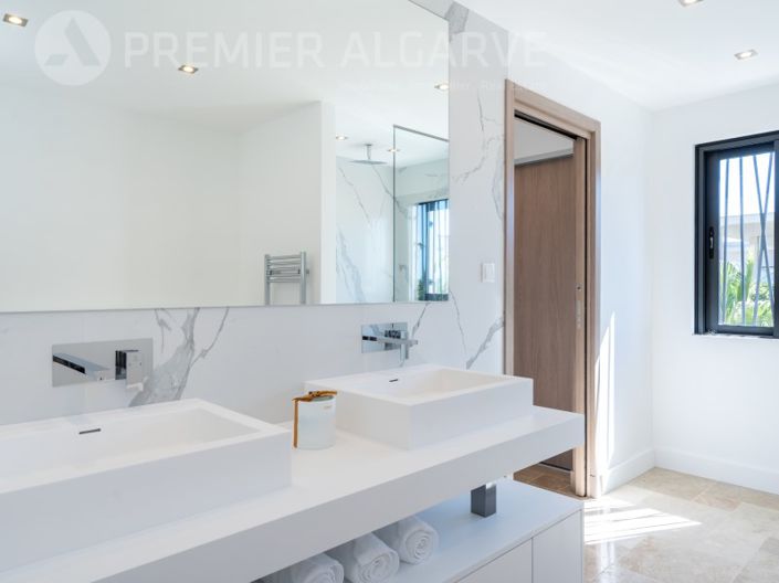 Image No.17-3 Bed House for sale