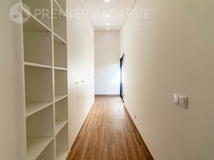 Image No.15-3 Bed House for sale