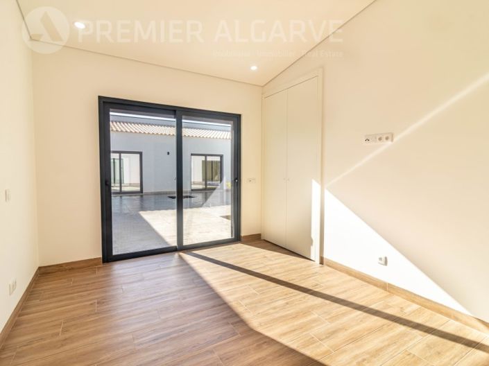 Image No.17-3 Bed House for sale