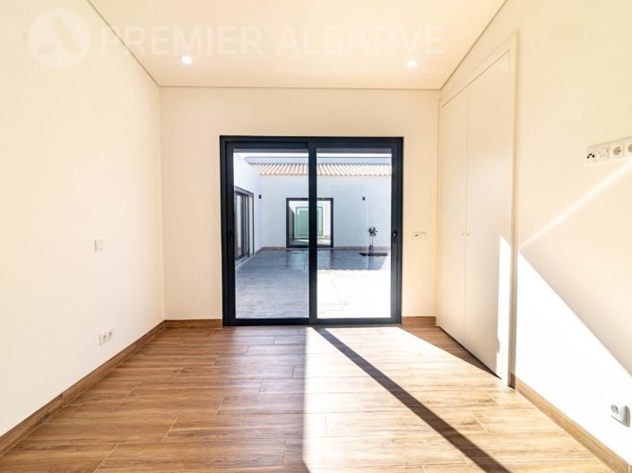 Image No.18-3 Bed House for sale