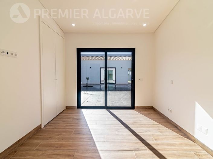 Image No.19-3 Bed House for sale