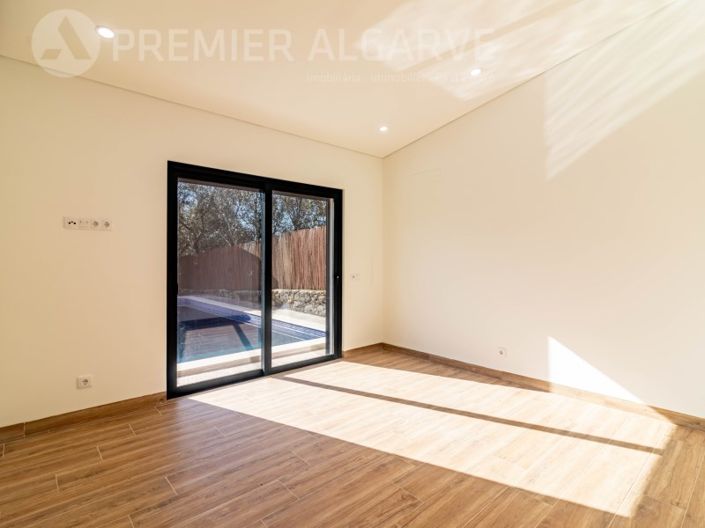 Image No.23-3 Bed House for sale