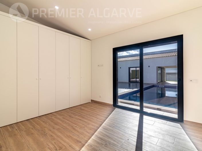 Image No.24-3 Bed House for sale