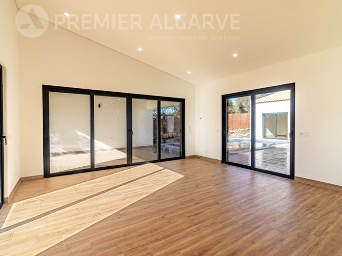 Image No.8-3 Bed House for sale