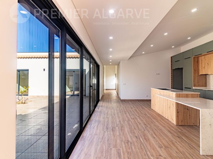 Image No.9-3 Bed House for sale