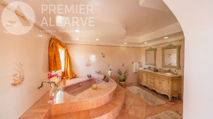 Image No.25-4 Bed Villa for sale