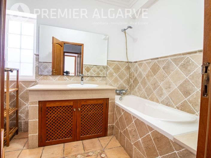 Image No.17-4 Bed House for sale