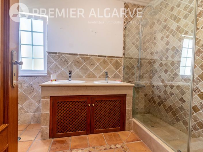 Image No.25-4 Bed House for sale