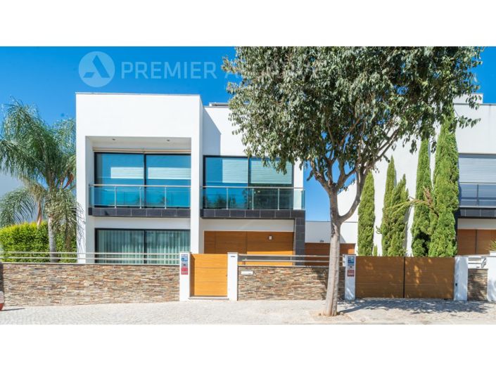 Image No.1-4 Bed House for sale