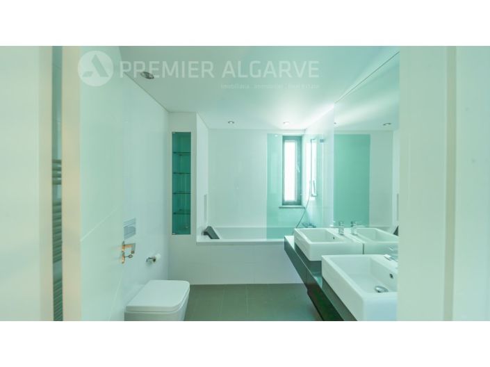 Image No.17-4 Bed House for sale