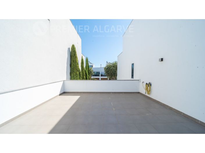 Image No.19-4 Bed House for sale