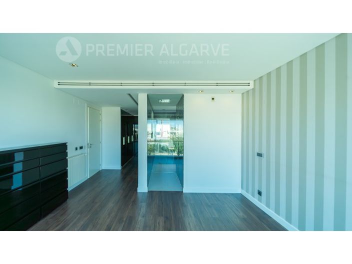 Image No.24-4 Bed House for sale