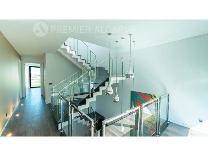 Image No.8-4 Bed House for sale