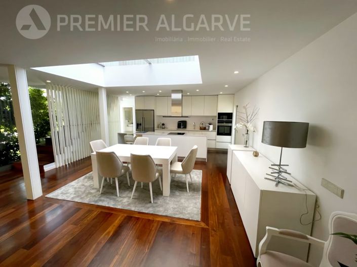 Image No.8-4 Bed House for sale