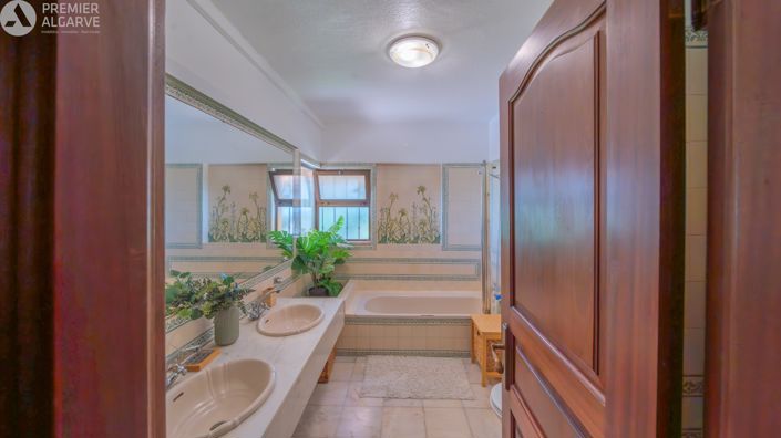 Image No.21-5 Bed Villa for sale